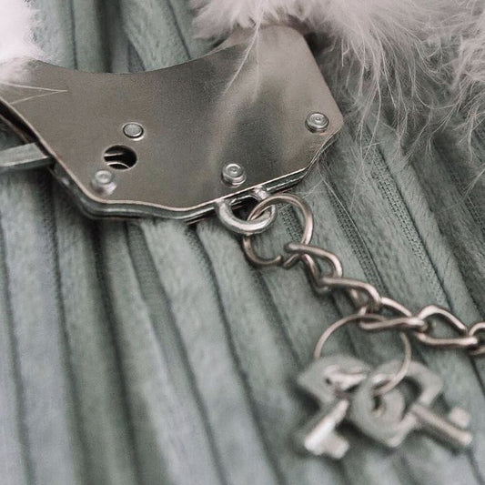 Наручники металеві Adrien Lastic Handcuffs Black з чорним пухнастим оздобленням