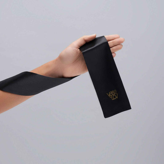 Сатинова пов’язка-стрічка на очі YESforLOV BLACK SATIN BLINDFOLD, підходить для зв’язування